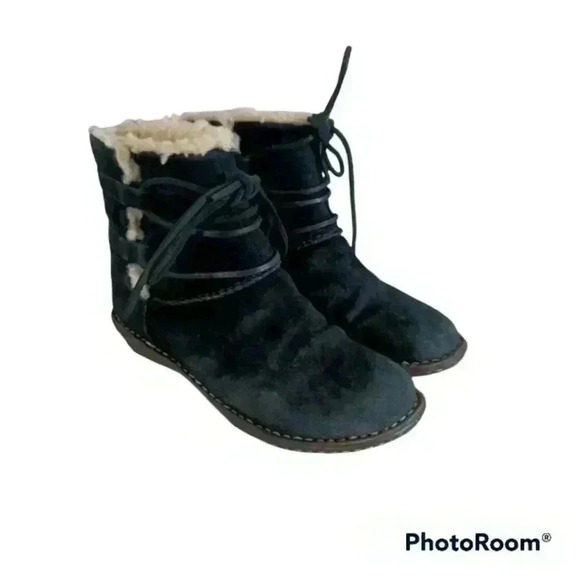 Ugg Women's Black Caspia Suede Boot 6 - Picture 1 of 16